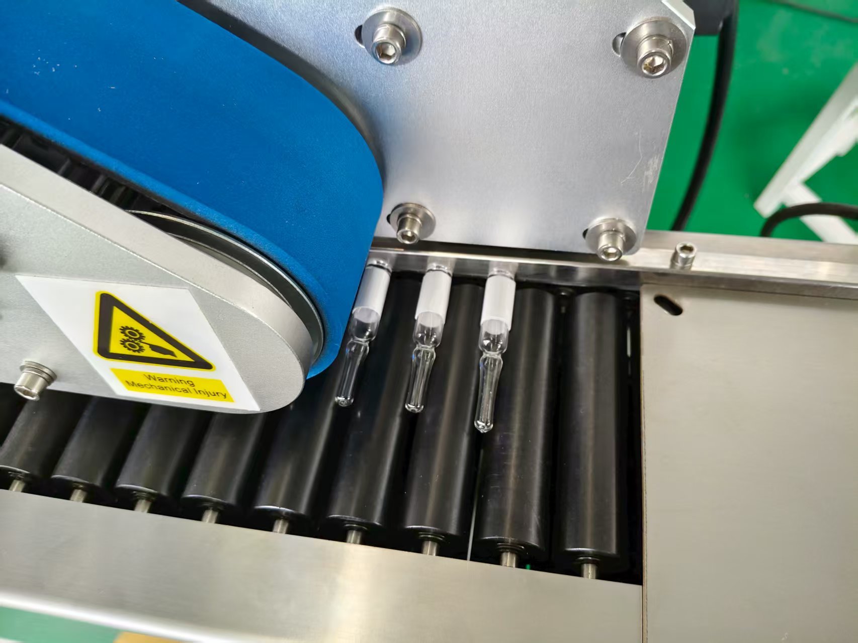 Últimos blogs de la empresa sobre Cómo las etiquetadoras de pegatinas verticales perfeccionan el control de calidad del empaque de tinturas de CBD